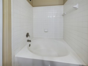 Apartments in Baton Rouge, LA - Two Bedroom Apartment - Bathroom Garden Tub - Desoto 1110 
